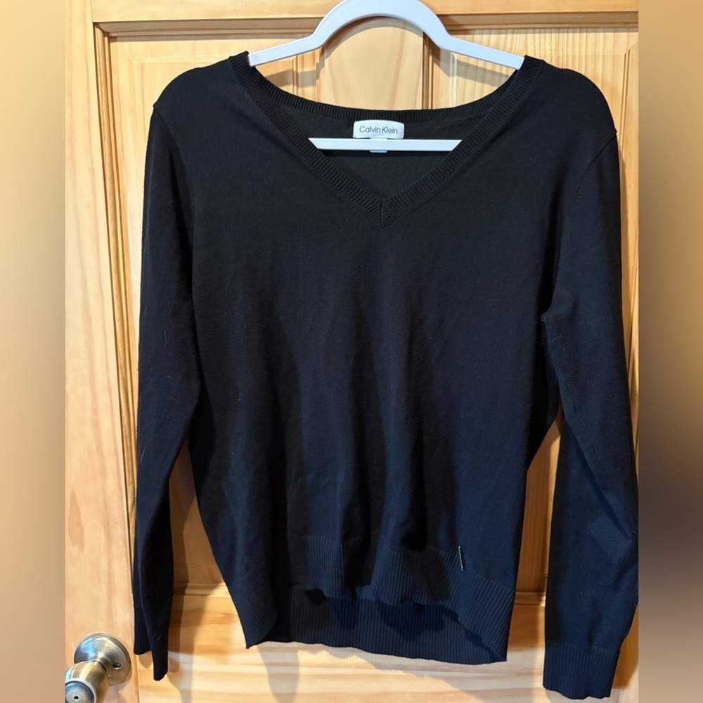 Calvin Klein women's black long-sleeve V-neck sweater size M